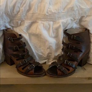 Amazing Freebird Quinn cognac/ brown Sandals